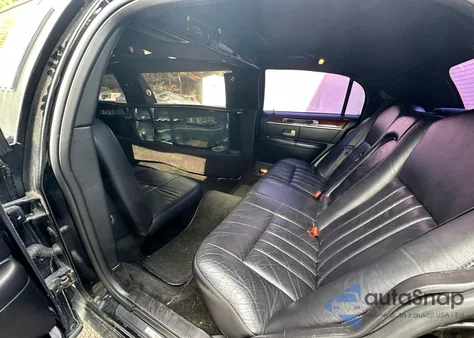 2005 Lincoln Town Car Executive z USA, uszkodzony, nr VIN 1L1FM88W85Y654529